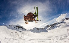 斗球体育直播-掘金球星阿隆-戈登高尔夫球场展风采，俱乐部休闲活动引关注